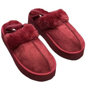 NWT! Size 10 Women's Red Fur-Lined Slip-On Shoes Tag sticker on bottom of shoes!